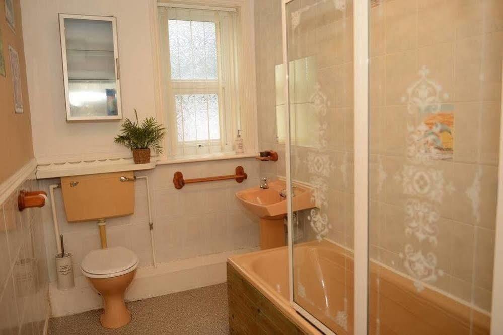 F3 2 Bedroomed Town House - Free Parking - Super 150 Mbps Wifi Near Gavin N Stacey Film House - 1 Free Dog Allowed Barry Kültér fotó